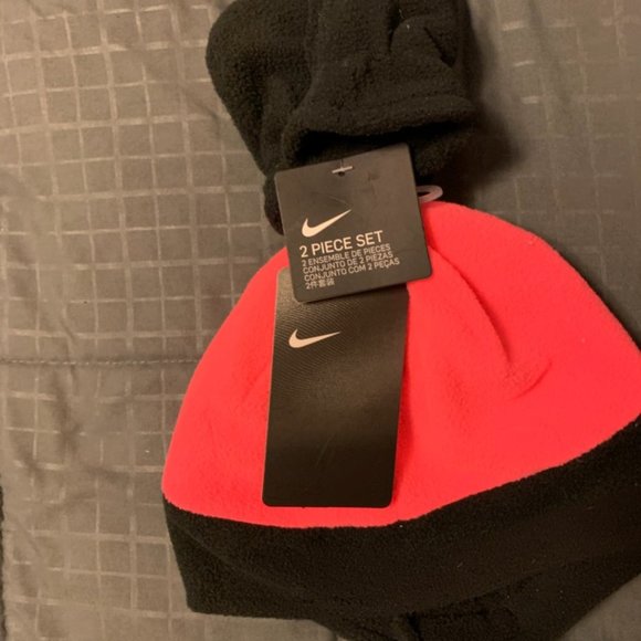 Nike Infant Hat and Gloves - Picture 3 of 3